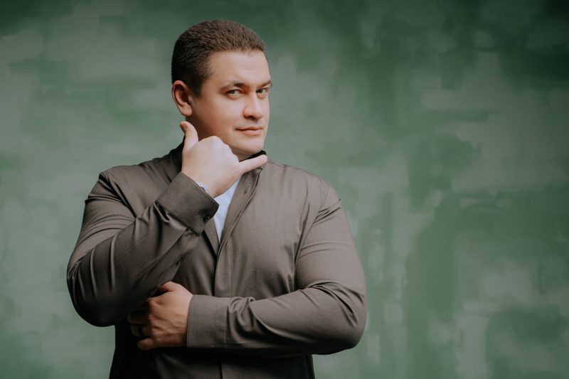 Дмитрий Алтунин показывает жест «позвони мне»