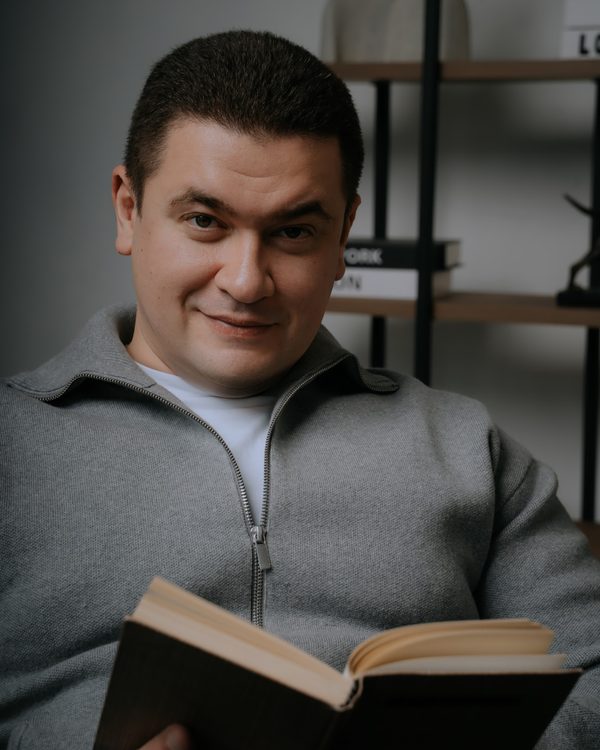 Дмитрий Алтунин с книгой